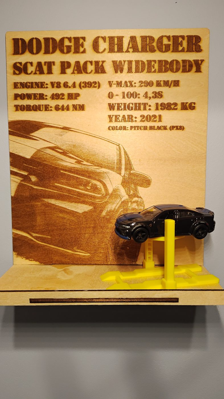 Panel z grawerowanym zdjęciem Dodge Charger Scat Pack Widebody i modelem 1:64