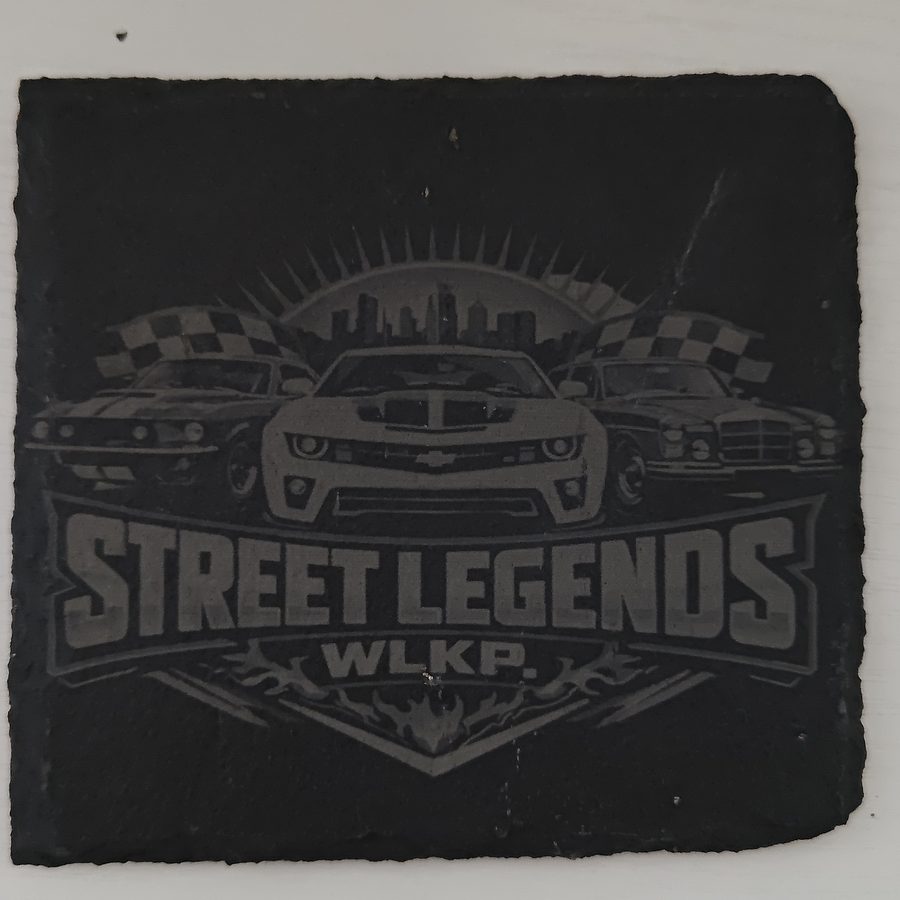 Kwadratowa podkładka z czarnego łupka z wygrawerowanym logo Street Legends Wlkp.